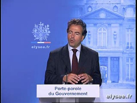 Luc CHATEL répond aux journalistes français et étrangers