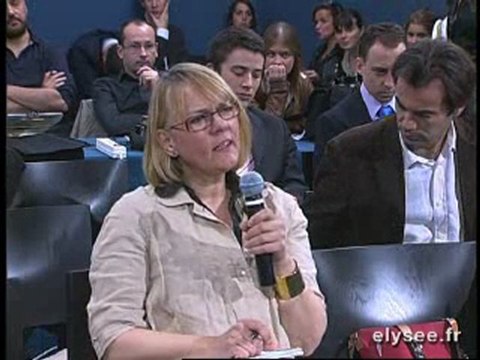 Luc CHATEL répond aux journalistes français et étrangers