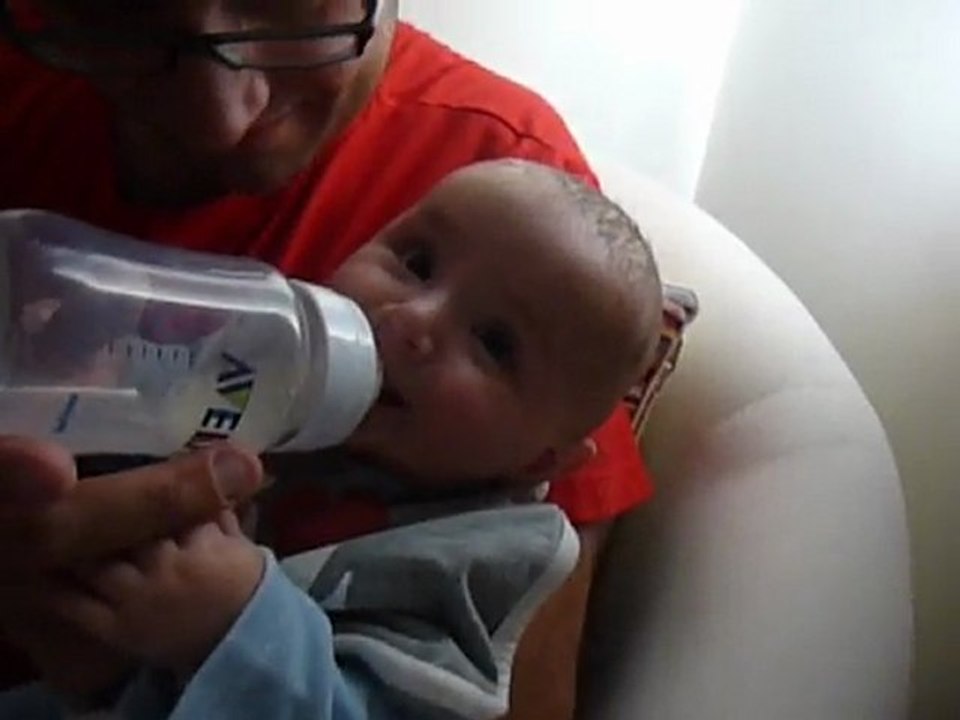 Jules Joseph Ariki Moly et son biberon