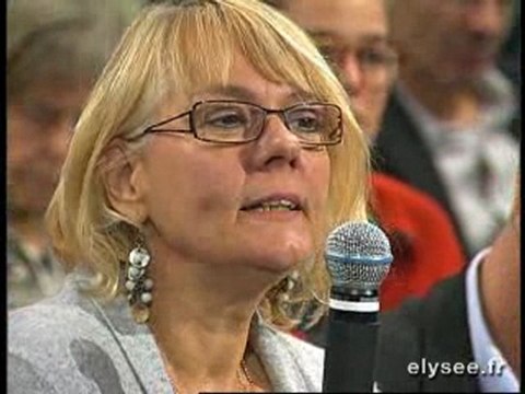 Luc CHATEL répond aux journalistes français et étrangers