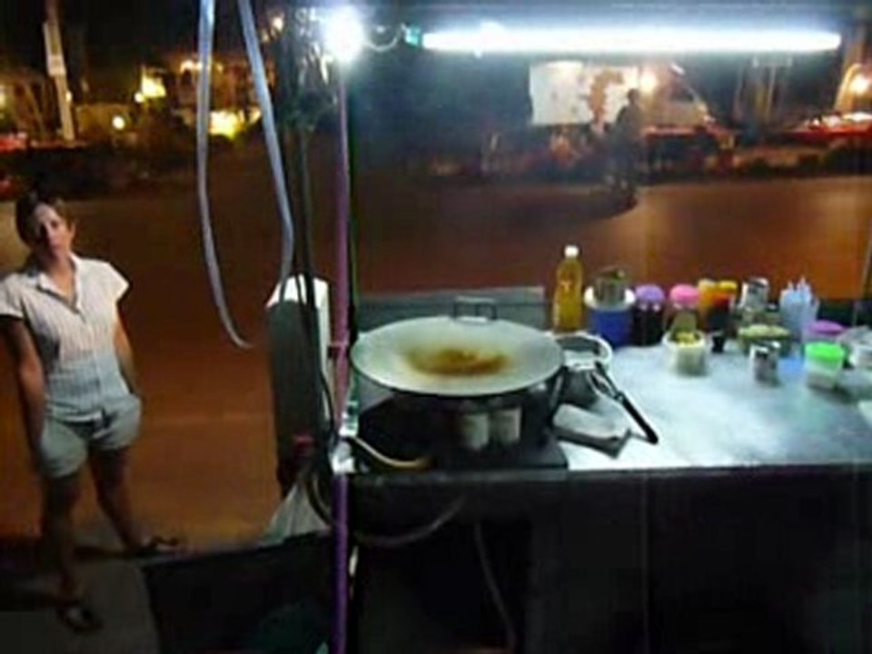 Thailande Cuisiniere fait des rotis (crepes) a Mae Hong Song