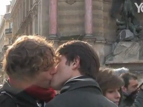 Kiss-in gay place Saint-Michel pour la Saint-Valentin