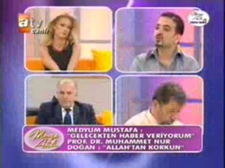 ÜNLÜ MEDYUM MUSTAFA KILIÇ ATV DE PROFOSÖRLERLE KAVGA VİDEOSU
