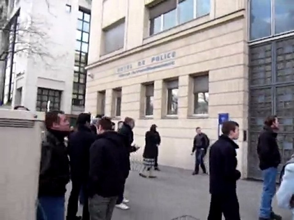 Provocations devant Notre-Dame de Paris