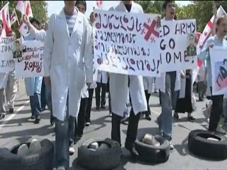 مدنيون جورجيون يتحدون القوات الروسية