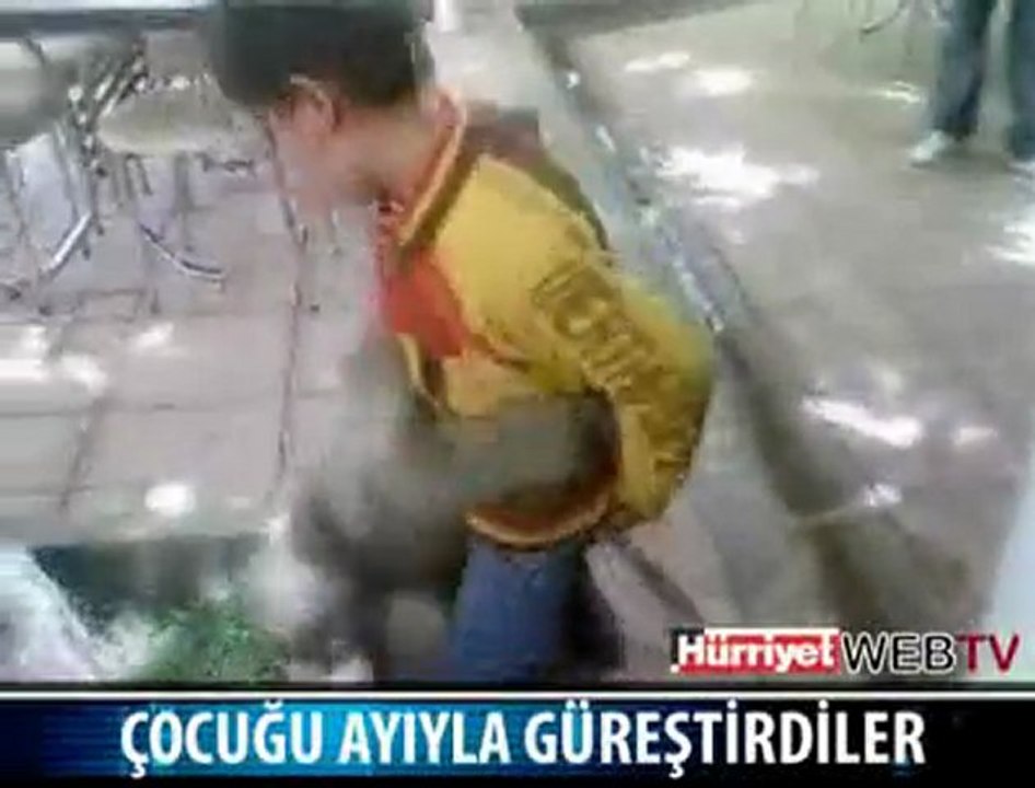 Çocuğu Ayıyla Güreştirdiler / OzgunBakis.Com