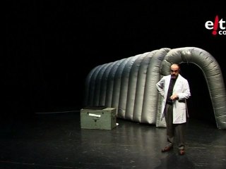Einstein, de Ados teatroa. EiTB Kultura