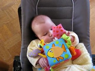 3janvier_gabriel joue avec son cube éveil