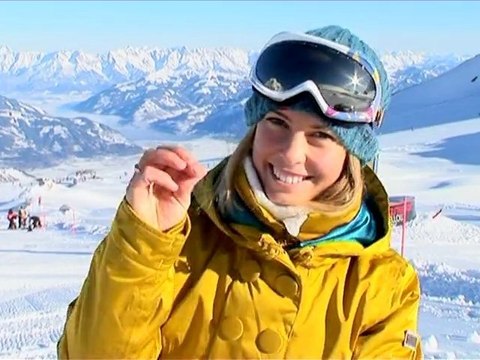 Roxy Refreshments 18: Riding powder with Torah Bright