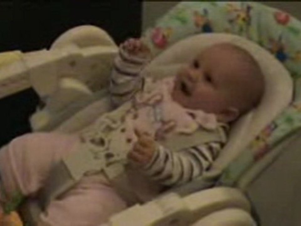 Fou rire d' Emma avec le ballon