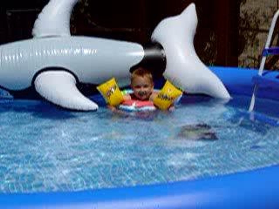 Stoyan dans la piscine