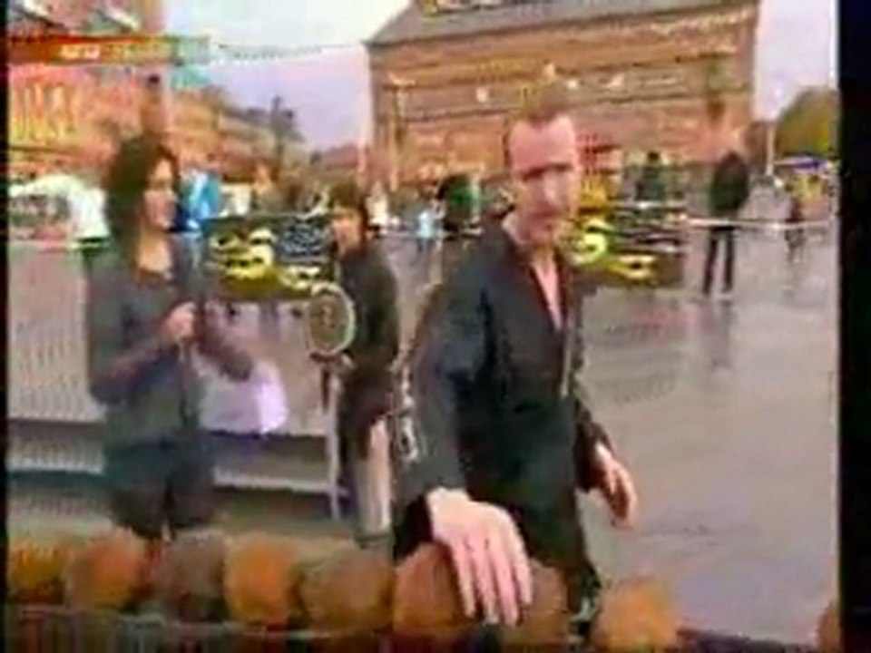 regis casse des noix de coco