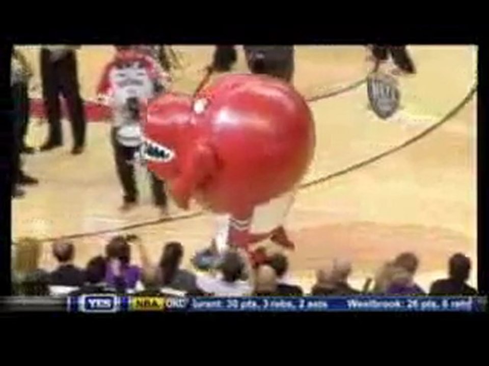 pompom girl mangée par une mascotte