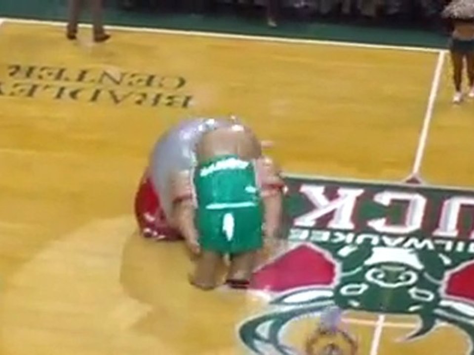 pom pom mangée par mascotte 2