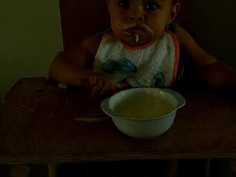 Matteo mange à la cuillère!