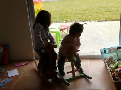 Fév 2010 - Lucile et Juline sur les chevaux à bascule