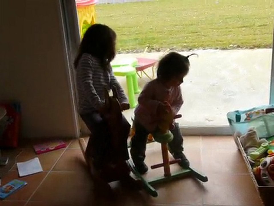 Fév 2010 - Lucile et Juline sur les chevaux à bascule