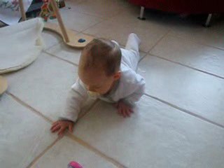 Léonore fait du 4 pattes