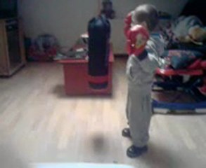 mayron qui joue dans sa chambre