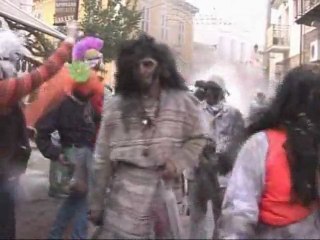 Греки встречают весну мучными боями