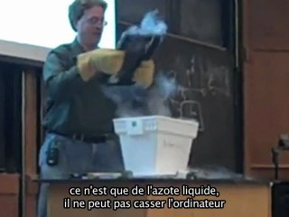 Un prof casse l'ordinateur d'un étudiant avec de l'azote