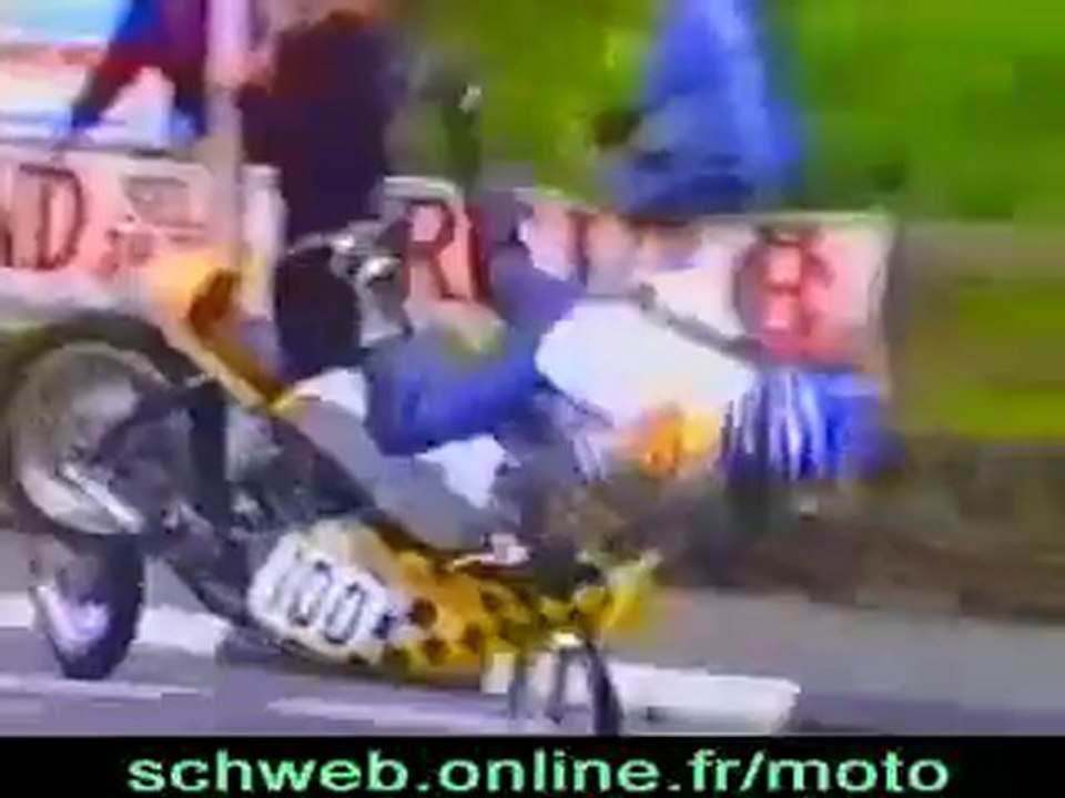 Un pilote perd sa roue de moto