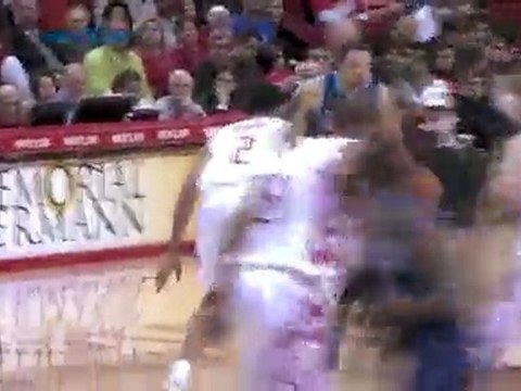 Deron Williams makes an All-Star-quality pass to an open Ron