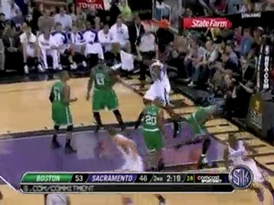Tyreke Evans floats one up for Jason Thompson.