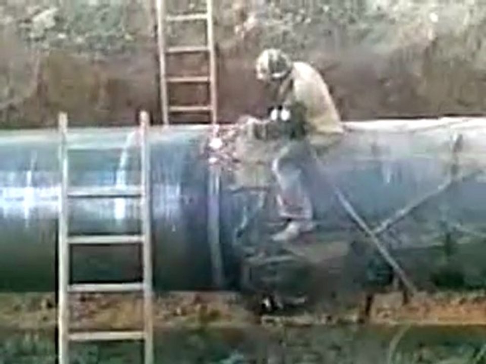 Régis découpe un énorme tuyau au chalumeau