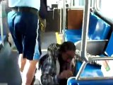 Un vieu de 67 ans defonse un jeune dans le bus