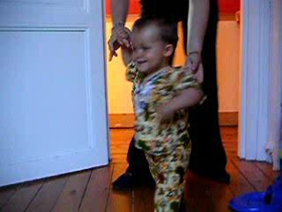 Tom marche dans sa chambre