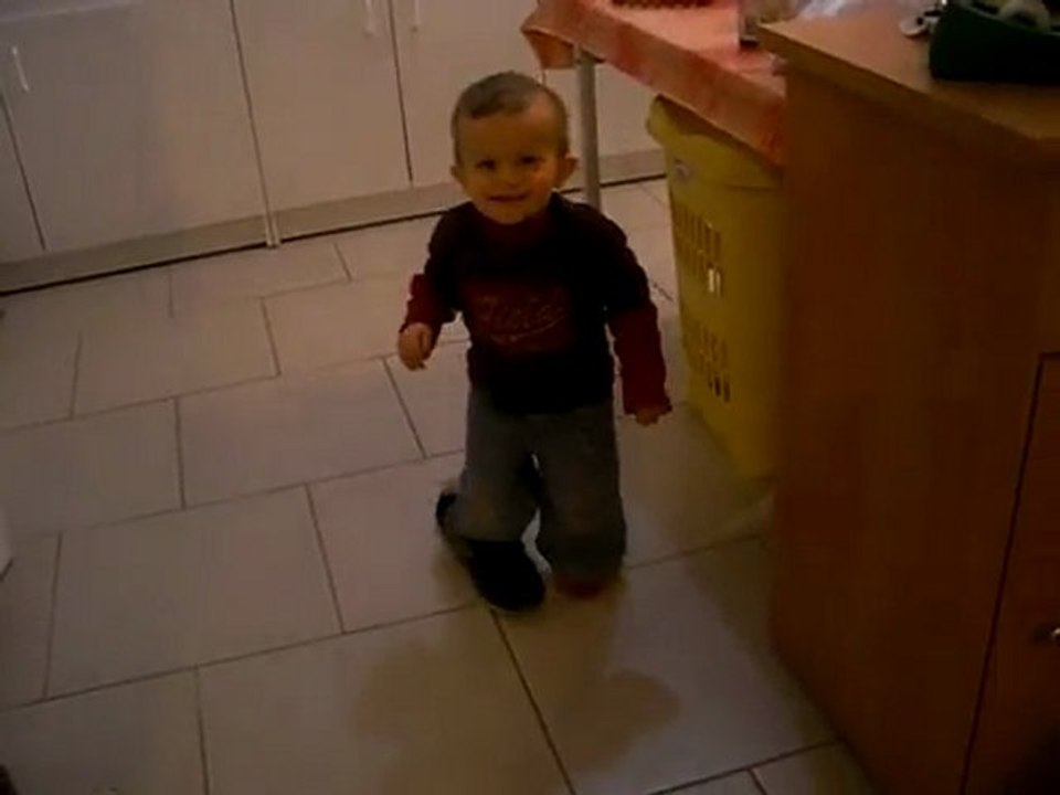 enzo joue avec une de mes chaussures