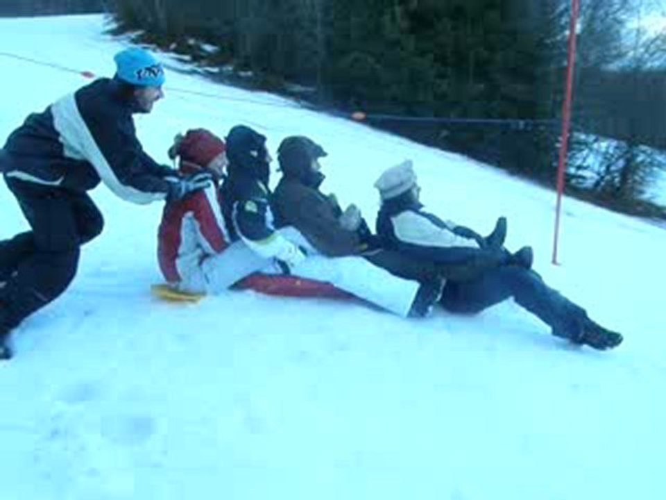 Descente en luge a 4 + 1 sur le ventre