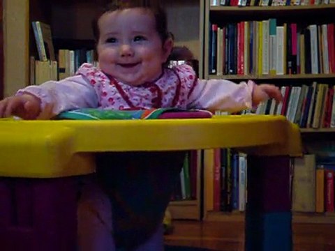 Anais dans sa soucoupe - 5 mois