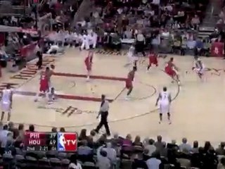 Aaron Brooks is heating up going 4-for-4 behind the arc.