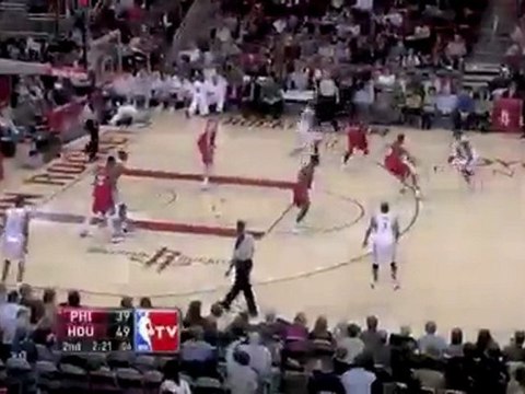 Aaron Brooks is heating up going 4-for-4 behind the arc.