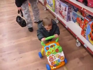 Noa marche en trotteur