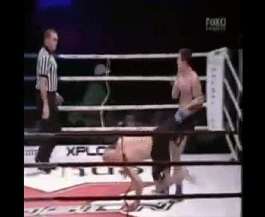 Lo mette KO con una mossa incredibile