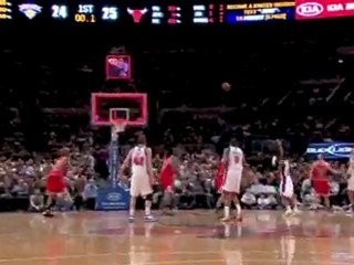 Toney Douglas spins, looks, and hoist's a floater to beat th