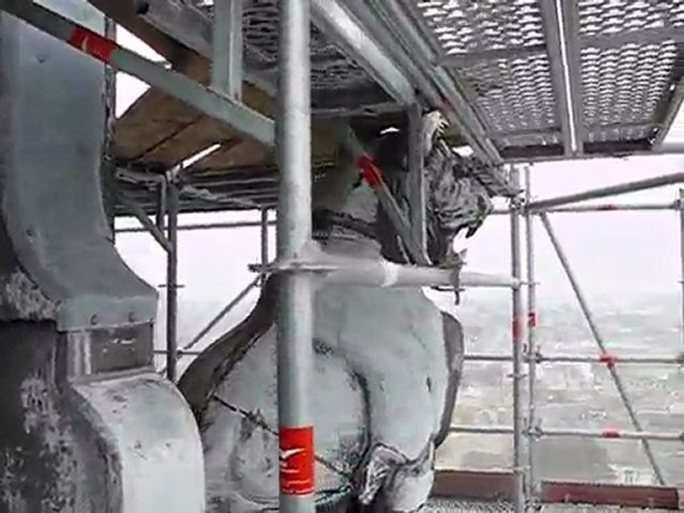 En haut du chantier de restauration du campanile de Poitiers