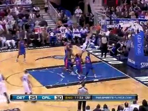 Ryan Anderson drives to the bucket and finishes with a two-h