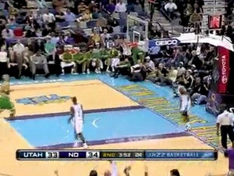 Julian Wright throws down a one-handed flush in transition o