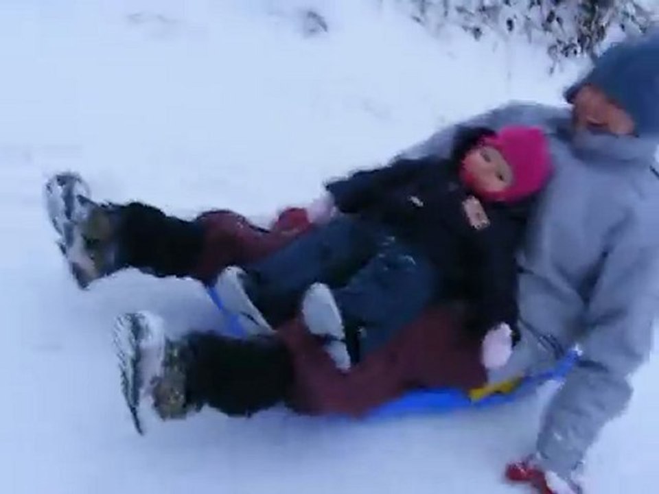 Emma fait de la luge avec sa Maman
