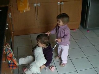 Yamée promène Gabin en poussette