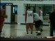 LeBron James dunk sur le mur de la salle