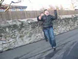 Julien qui imite Sara