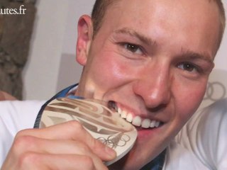 Il se casse une dent en mordant sa médaille