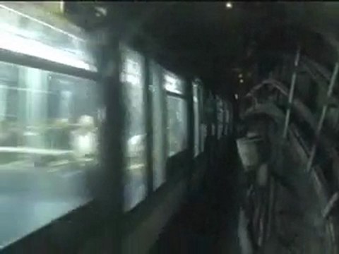 un MP89 part de la station Bibliothéque François Mitterrand