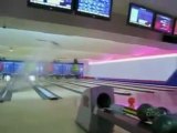 Une blonde au bowling, ça fait mal !