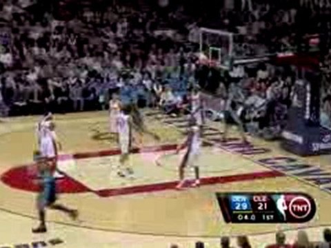 Carmelo Anthony finds Kenyon Martin who drives the lane for